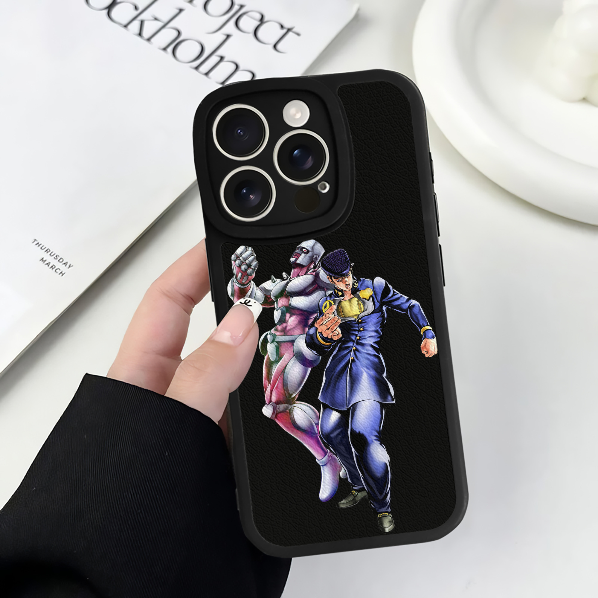 （画像用） ジョジョの奇妙な冒険 ひがしかた じょうすけ JoJo's Bizarre Adventure Higashikata Josuke 【iPhone 16シリーズ対応】シリコンスマホケース（レザー調） 材質：シリコン
